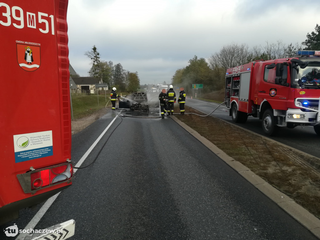 Płonące Volvo na drodze w Kamionie