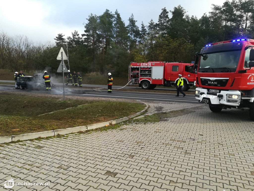 Płonące Volvo na drodze w Kamionie