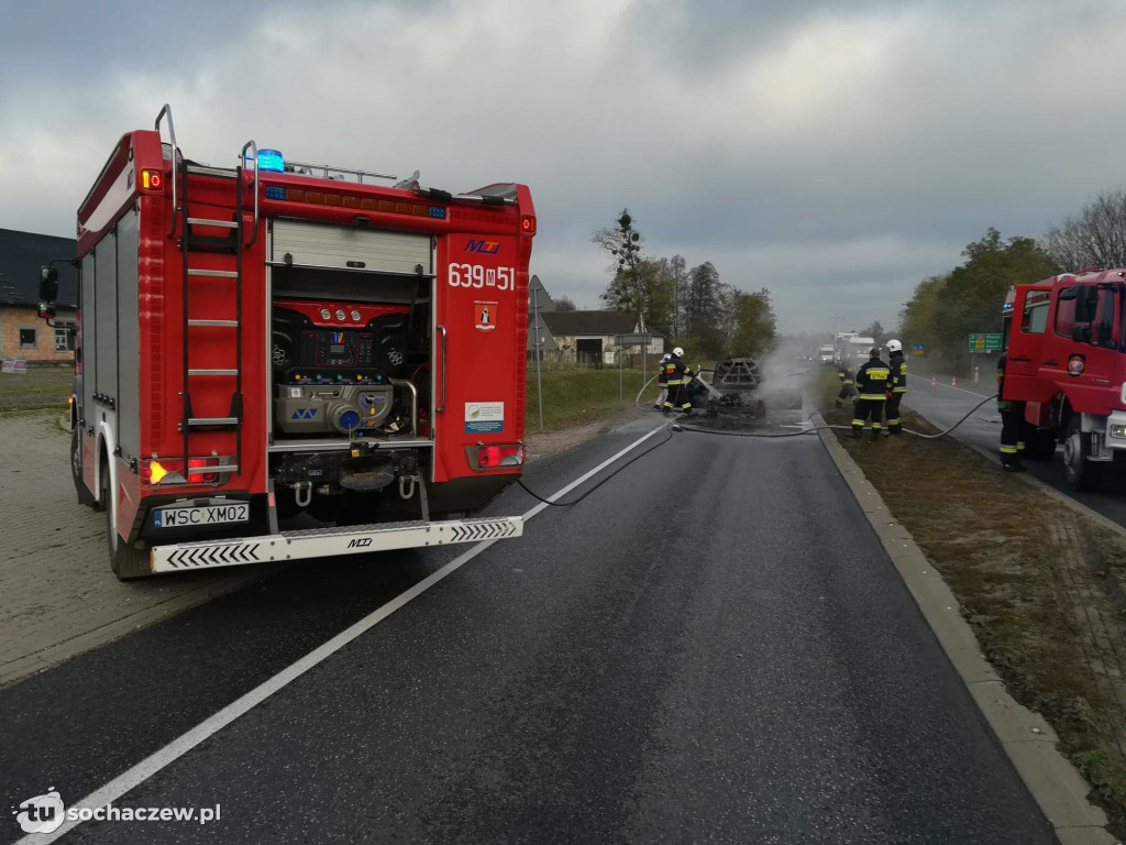 Płonące Volvo na drodze w Kamionie
