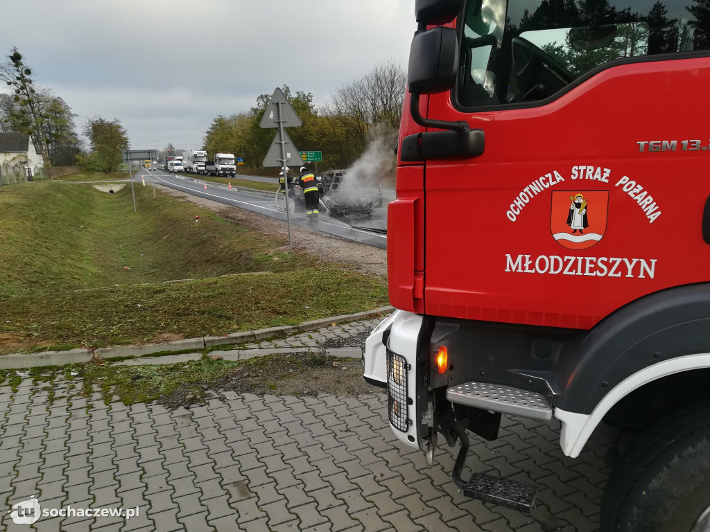 Płonące Volvo na drodze w Kamionie