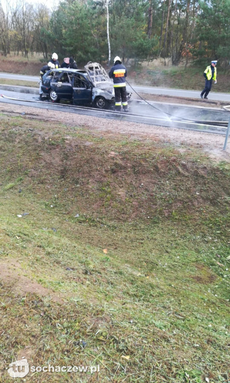 Płonące Volvo na drodze w Kamionie