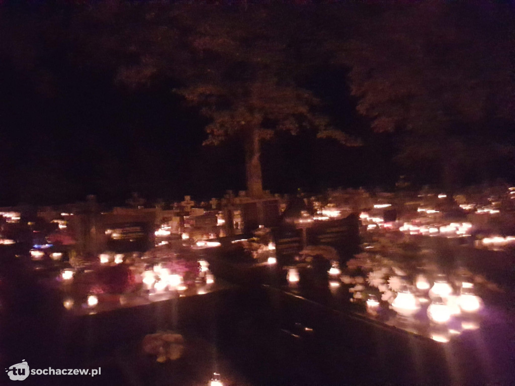 Cmentarze w powiecie nocą