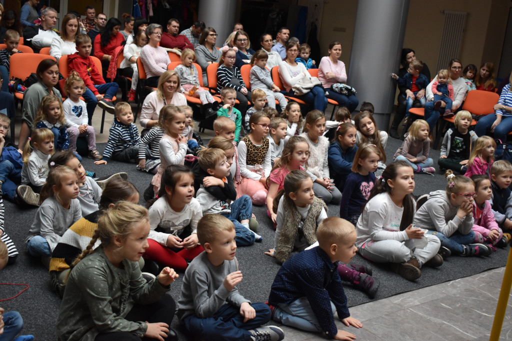 Artystyczne Kramnice teatralnie. Mimo chłodu sala pełna