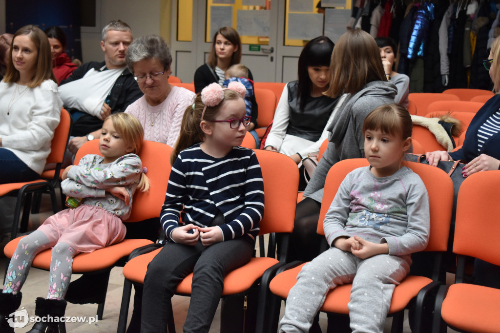 Artystyczne Kramnice teatralnie. Mimo chłodu sala pełna