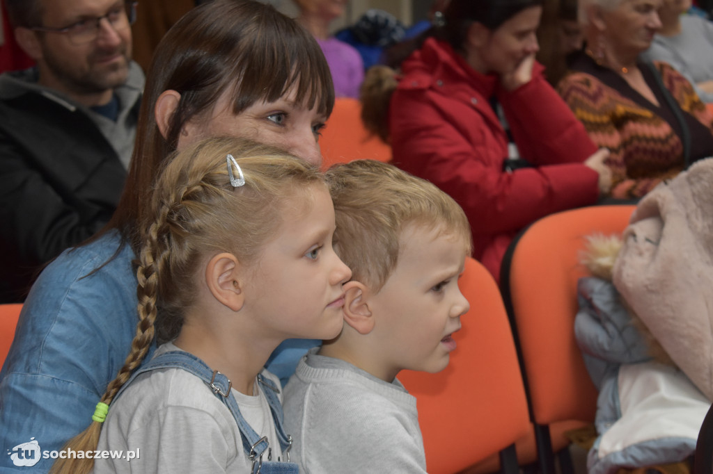 Artystyczne Kramnice teatralnie. Mimo chłodu sala pełna