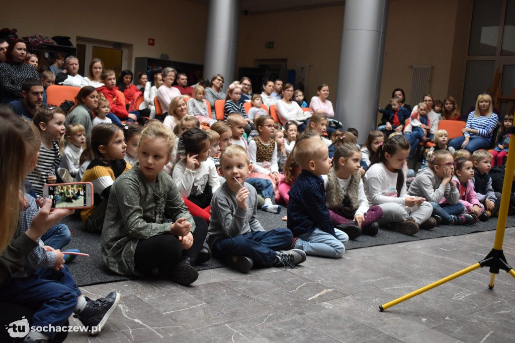 Artystyczne Kramnice teatralnie. Mimo chłodu sala pełna