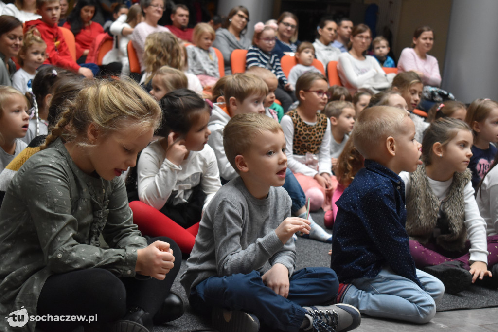 Artystyczne Kramnice teatralnie. Mimo chłodu sala pełna