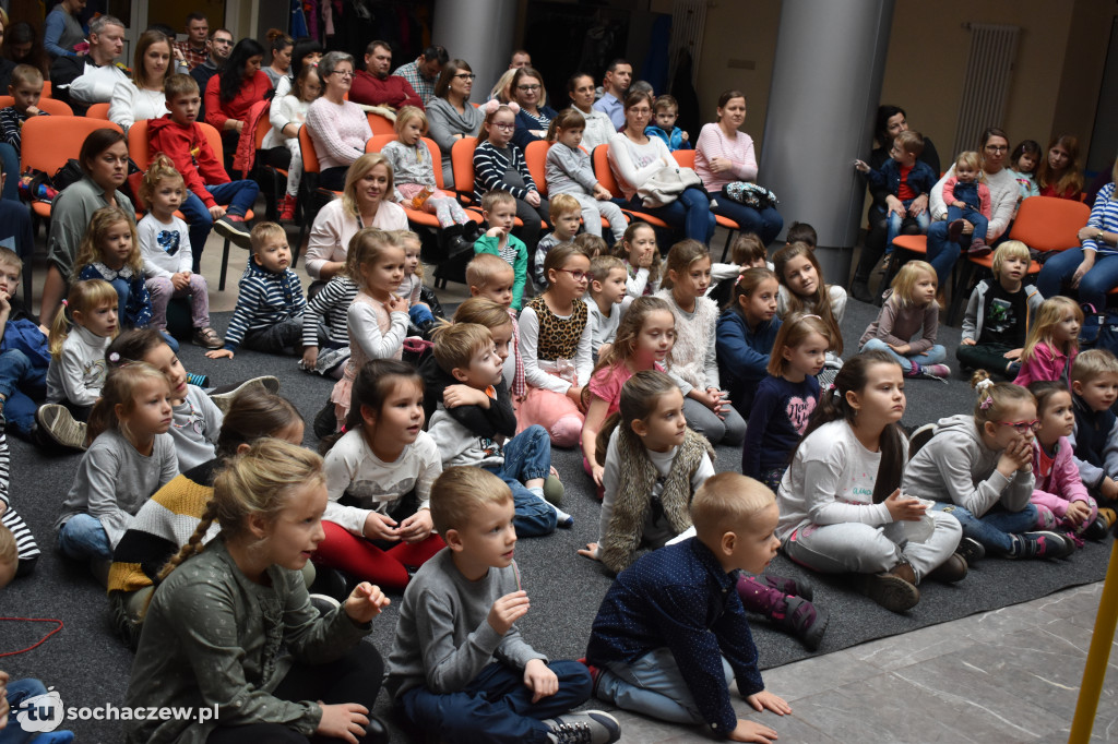 Artystyczne Kramnice teatralnie. Mimo chłodu sala pełna
