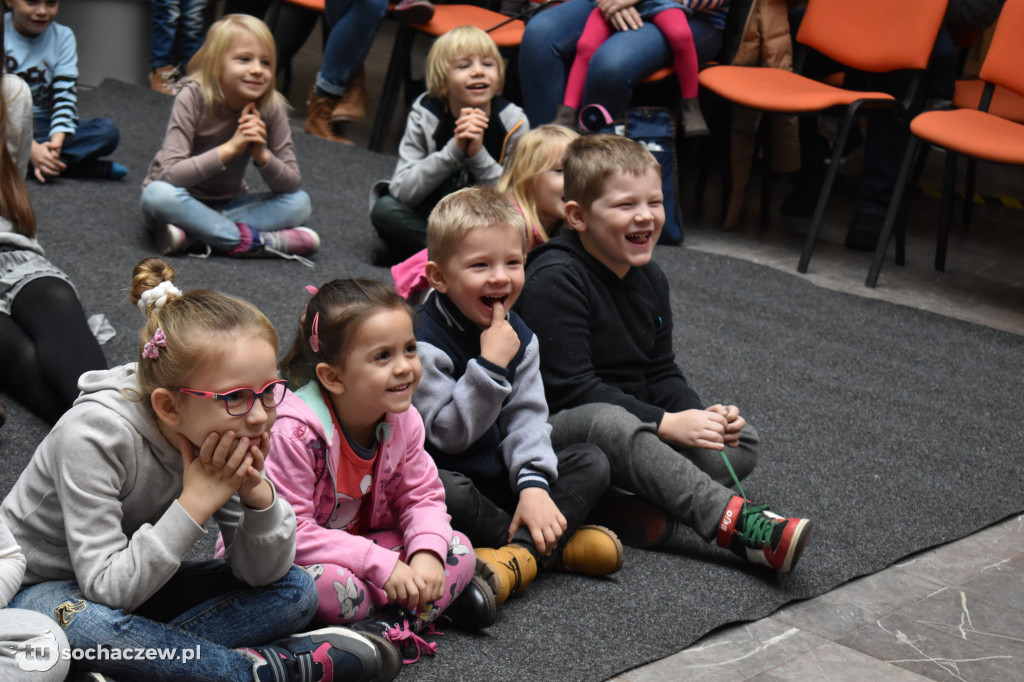 Artystyczne Kramnice teatralnie. Mimo chłodu sala pełna