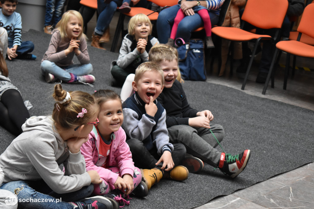 Artystyczne Kramnice teatralnie. Mimo chłodu sala pełna