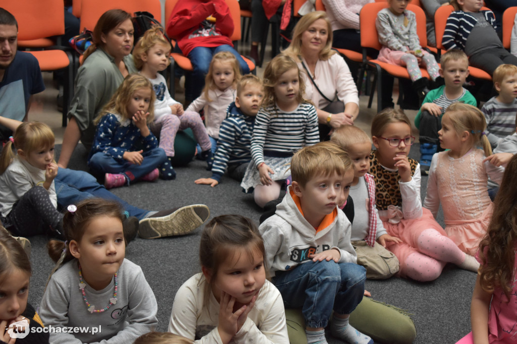 Artystyczne Kramnice teatralnie. Mimo chłodu sala pełna