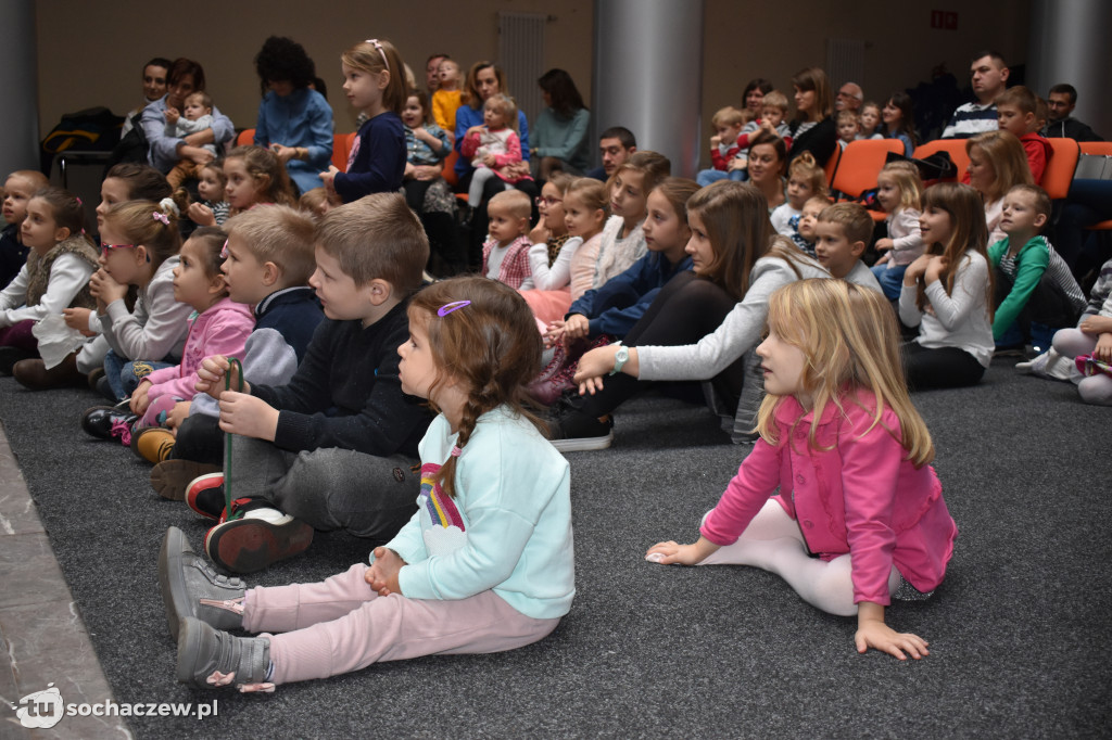 Artystyczne Kramnice teatralnie. Mimo chłodu sala pełna