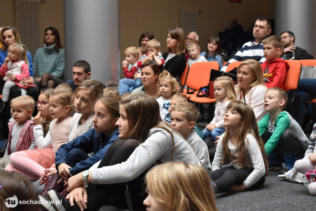 Artystyczne Kramnice teatralnie. Mimo chłodu sala pełna