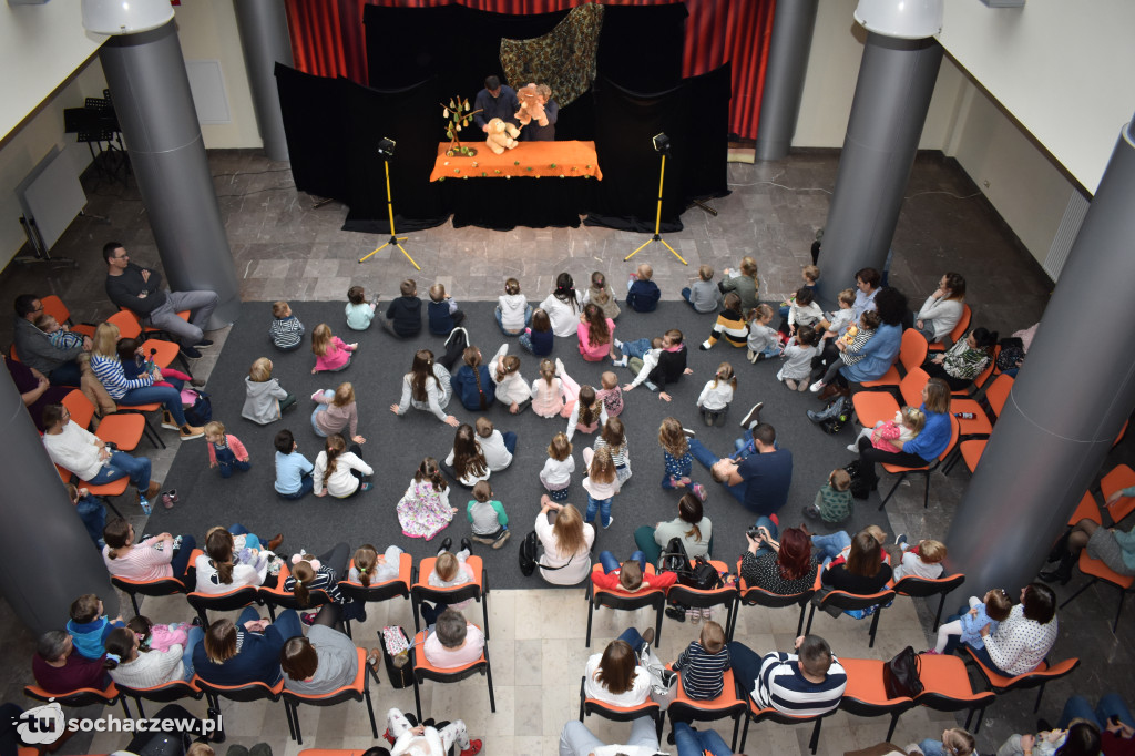 Artystyczne Kramnice teatralnie. Mimo chłodu sala pełna
