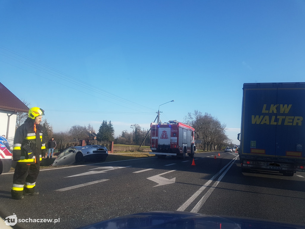 Zderzenie busa z osobówką w Topołowej