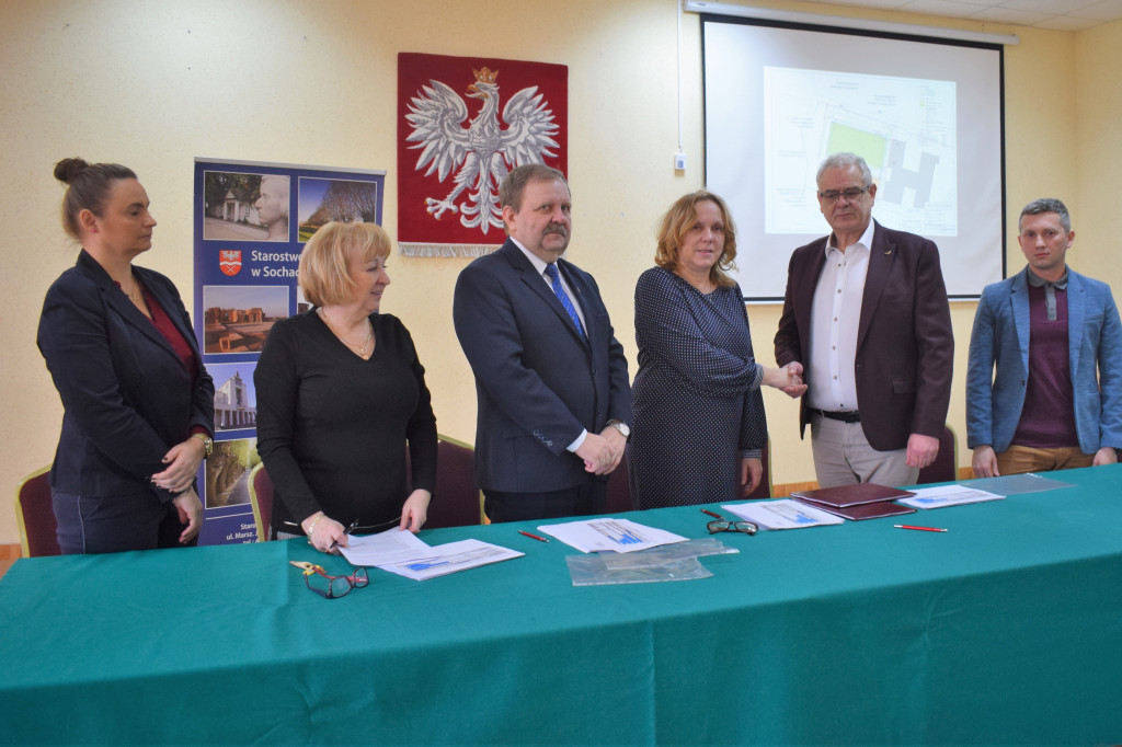 Podpisanie umowy na budowę boiska przy Liceum Chopina