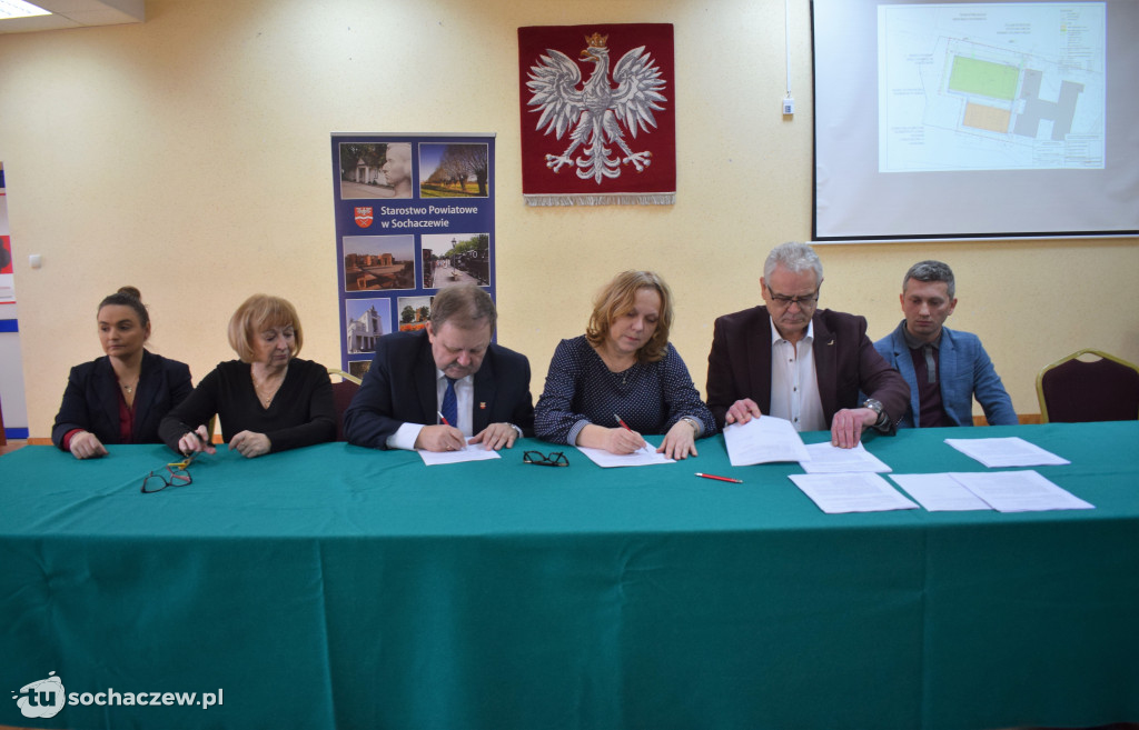Podpisanie umowy na budowę boiska przy Liceum Chopina