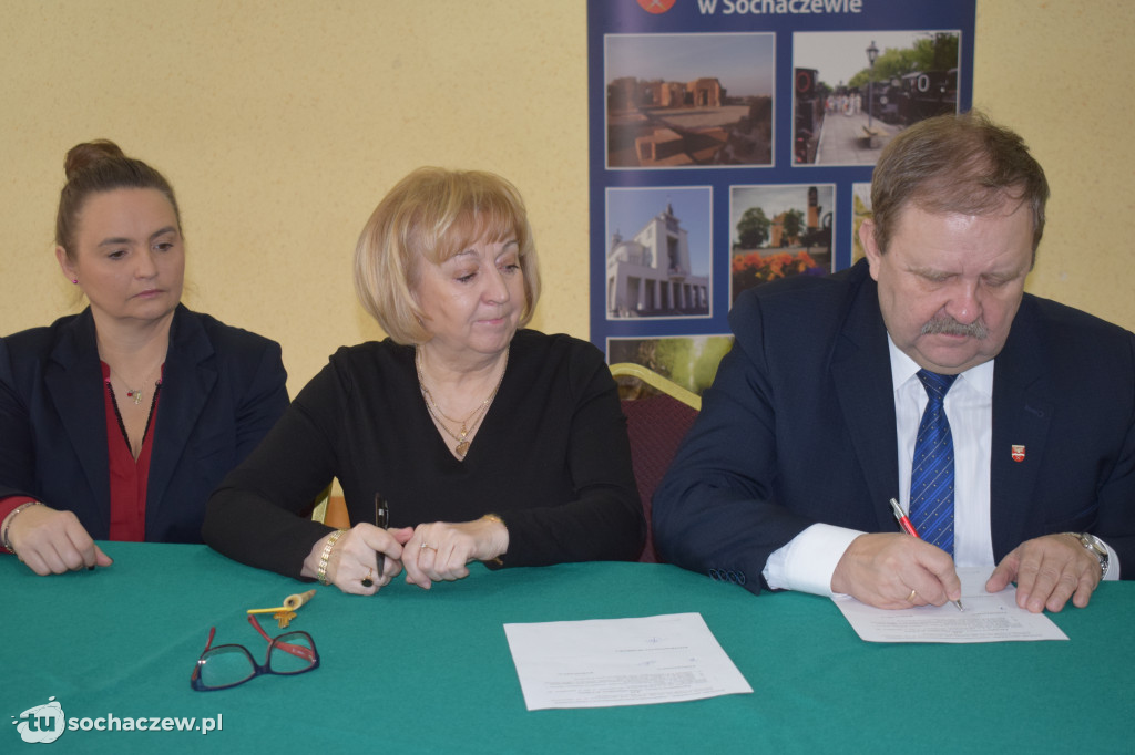 Podpisanie umowy na budowę boiska przy Liceum Chopina