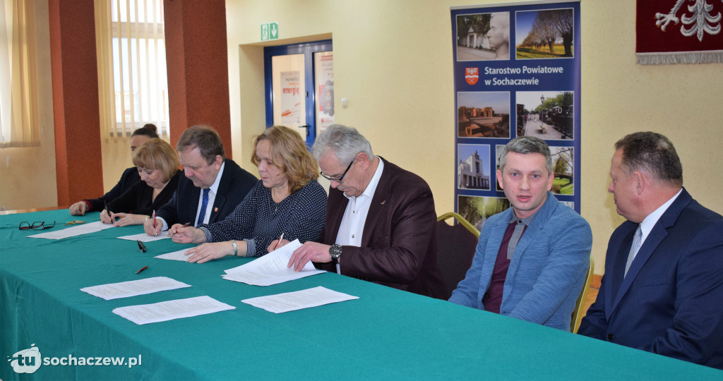 Podpisanie umowy na budowę boiska przy Liceum Chopina