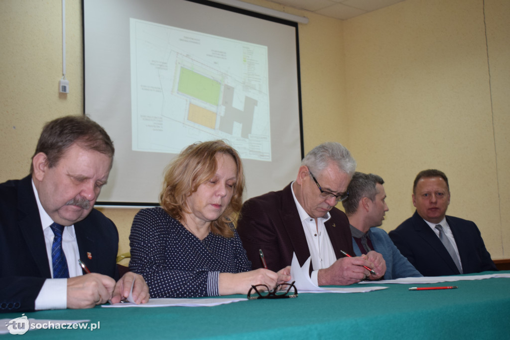 Podpisanie umowy na budowę boiska przy Liceum Chopina