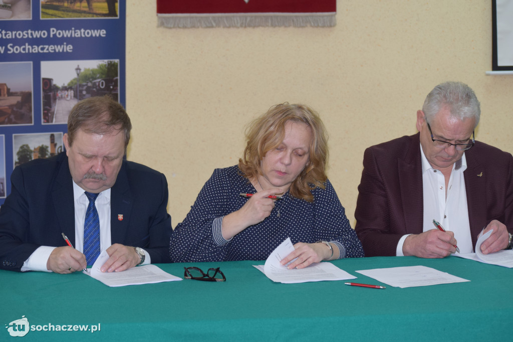 Podpisanie umowy na budowę boiska przy Liceum Chopina