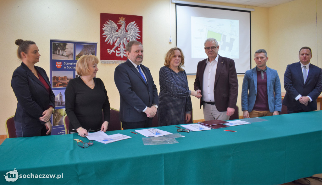Podpisanie umowy na budowę boiska przy Liceum Chopina