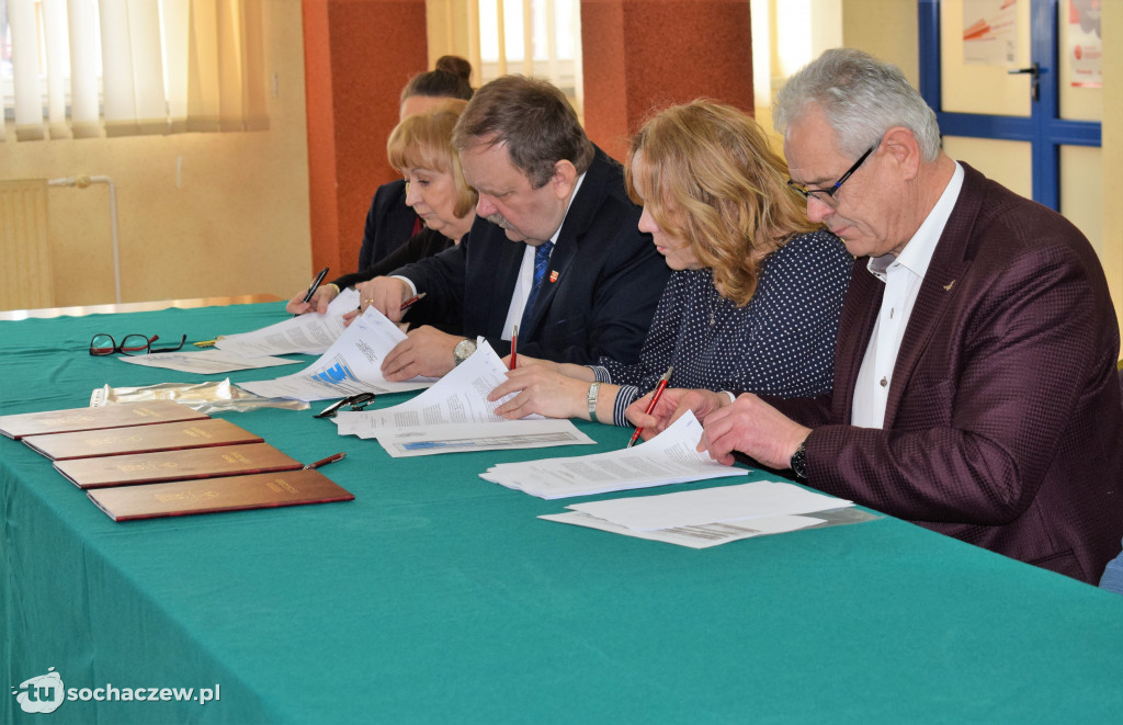 Podpisanie umowy na budowę boiska przy Liceum Chopina