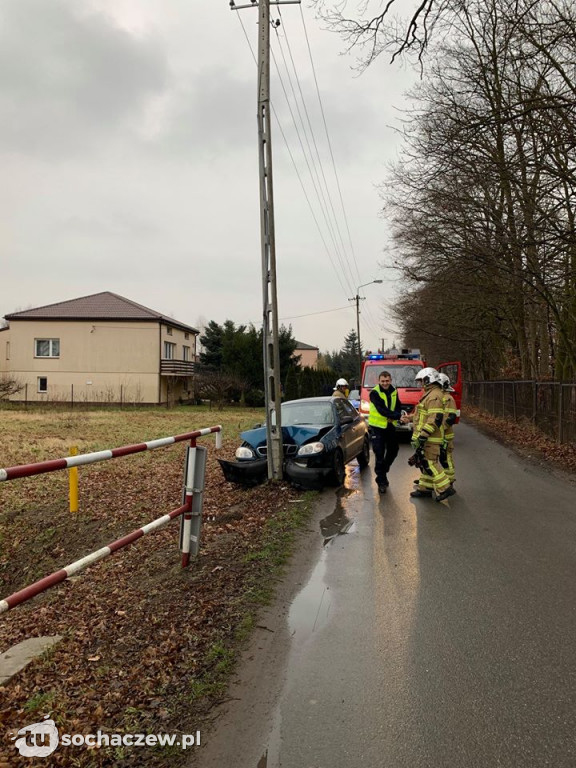 Auto zatrzymało się na słupie energetycznym. Kolizja w Paprotni
