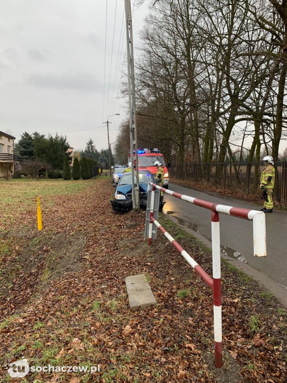 Auto zatrzymało się na słupie energetycznym. Kolizja w Paprotni