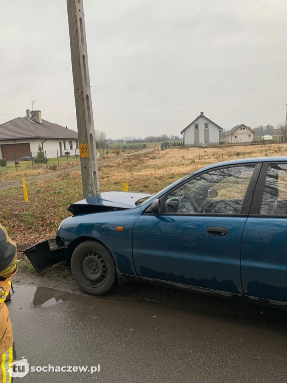 Auto zatrzymało się na słupie energetycznym. Kolizja w Paprotni
