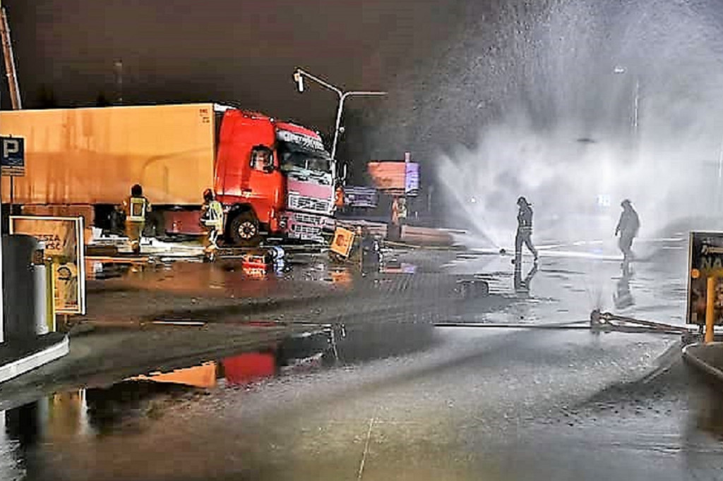 Groźny wypadek w Błoniu. Ciężarówka uszkodziła rozdzielnie gazową