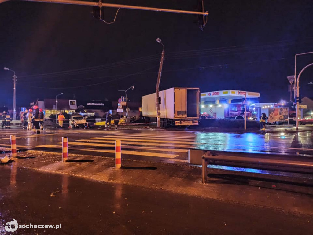 Groźny wypadek w Błoniu. Ciężarówka uszkodziła rozdzielnie gazową