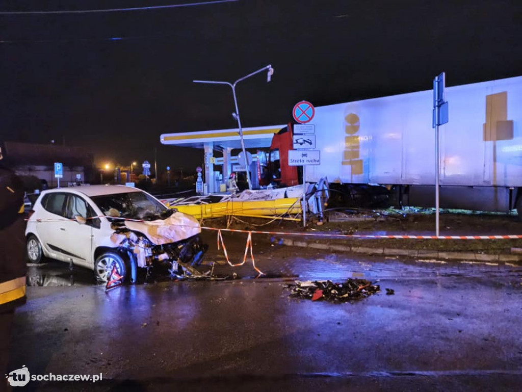 Groźny wypadek w Błoniu. Ciężarówka uszkodziła rozdzielnie gazową