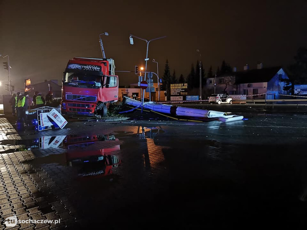 Groźny wypadek w Błoniu. Ciężarówka uszkodziła rozdzielnie gazową