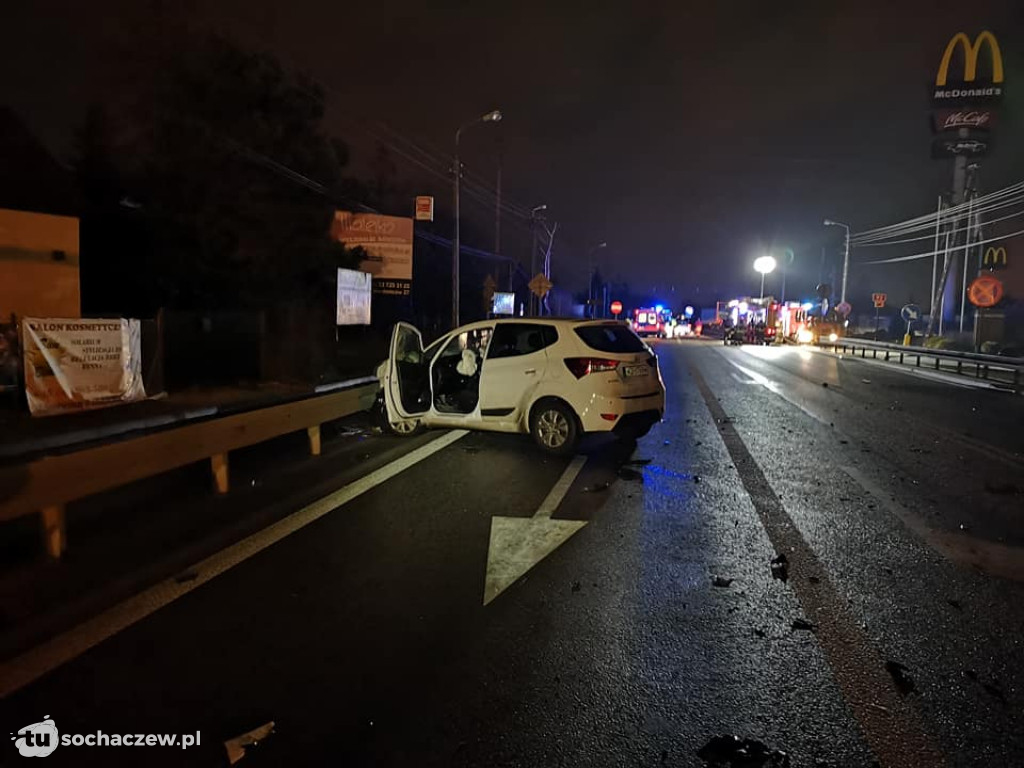 Groźny wypadek w Błoniu. Ciężarówka uszkodziła rozdzielnie gazową