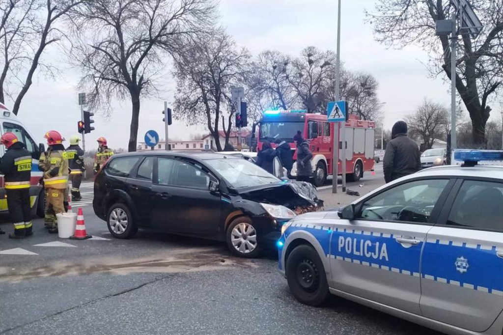 Zderzenie samochodów w Topołowej. Trzy osoby poszkodowane