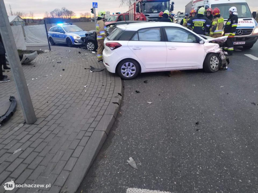 Zderzenie samochodów w Topołowej. Trzy osoby poszkodowane