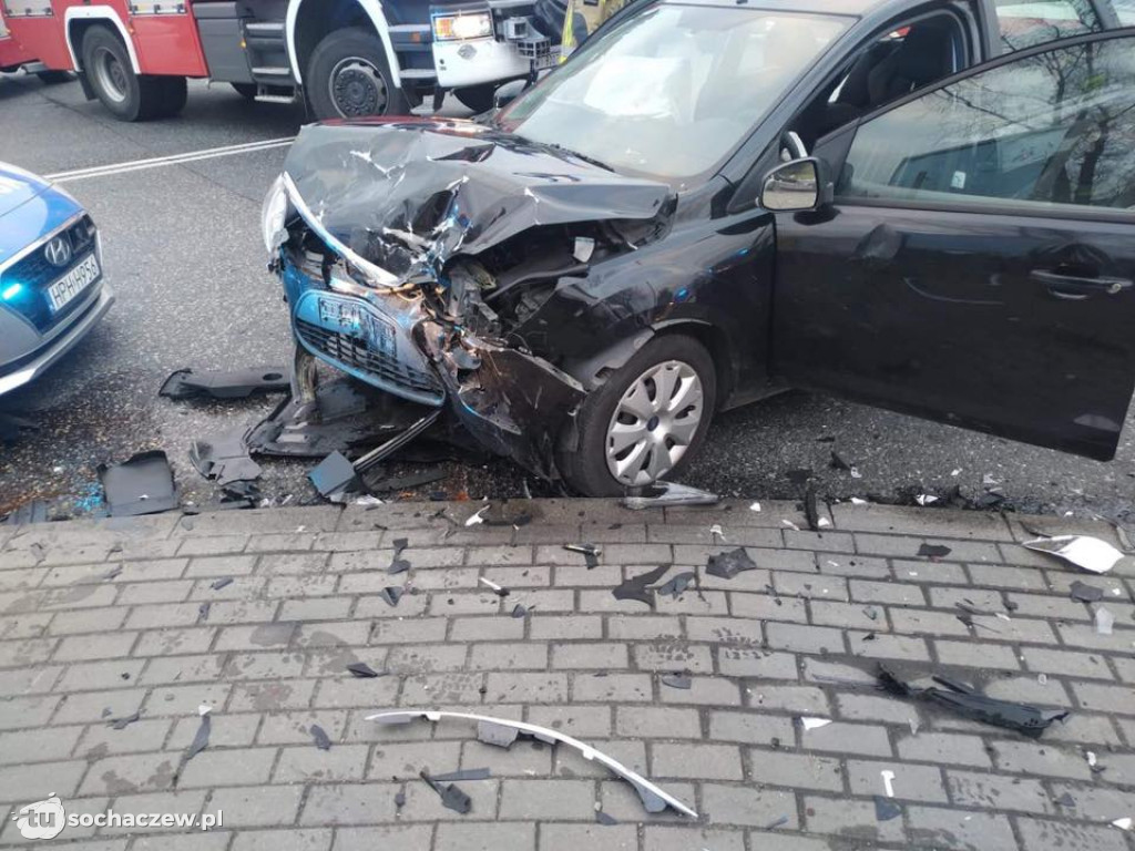 Zderzenie samochodów w Topołowej. Trzy osoby poszkodowane