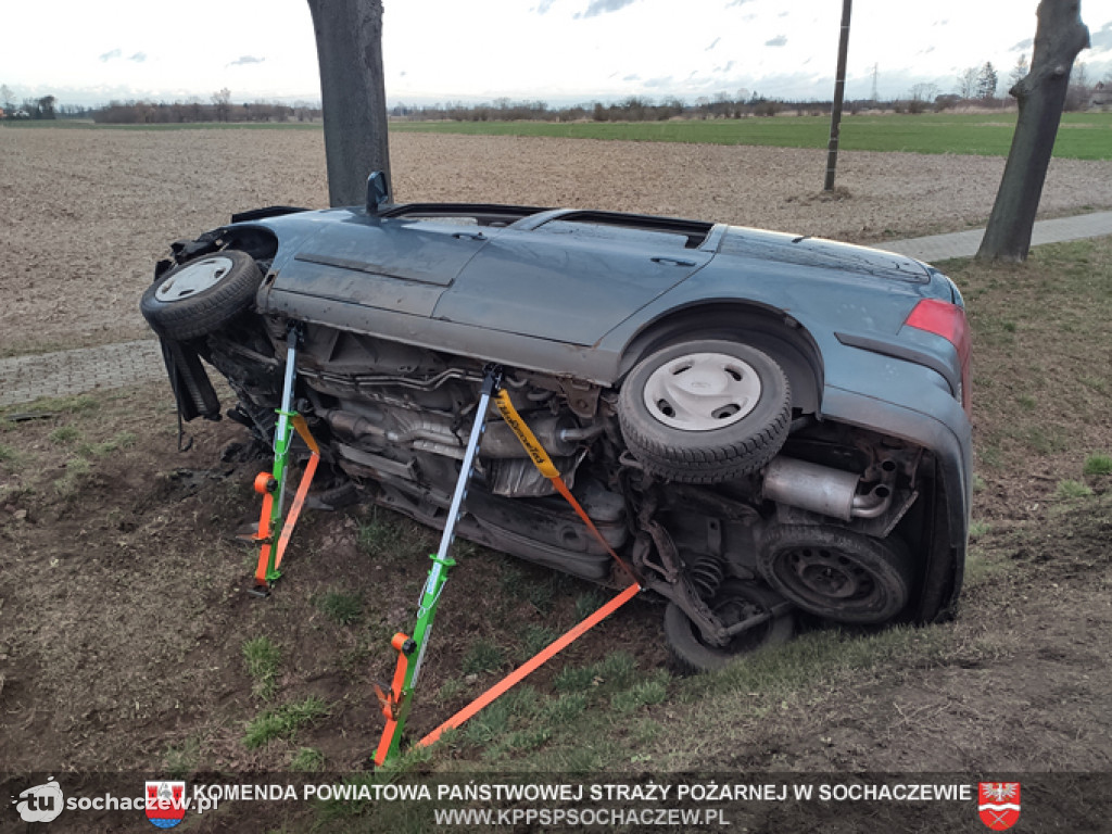 Groźnie w Lisicach, kierowca poszkodowany