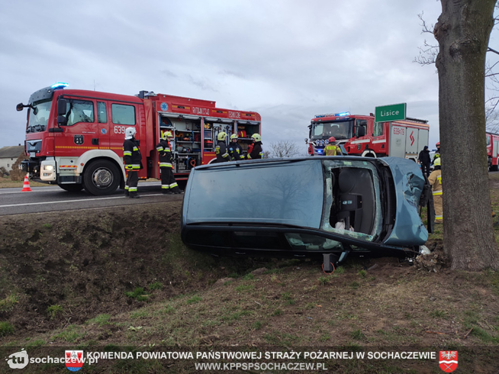 Groźnie w Lisicach, kierowca poszkodowany