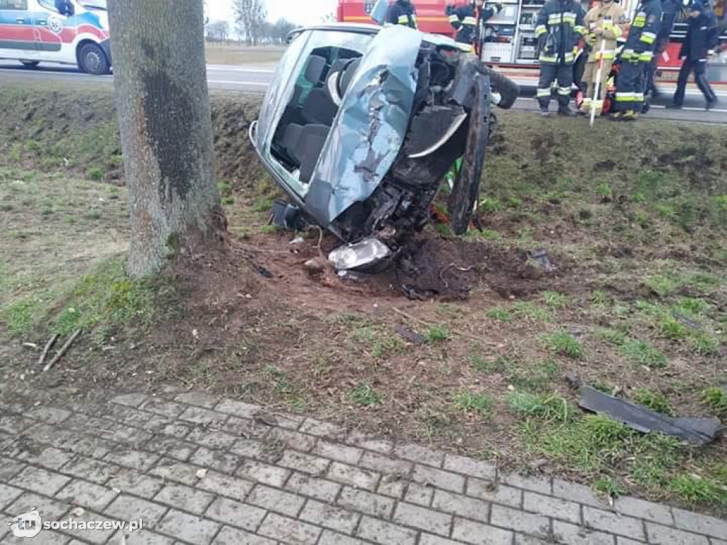 Groźnie w Lisicach, kierowca poszkodowany