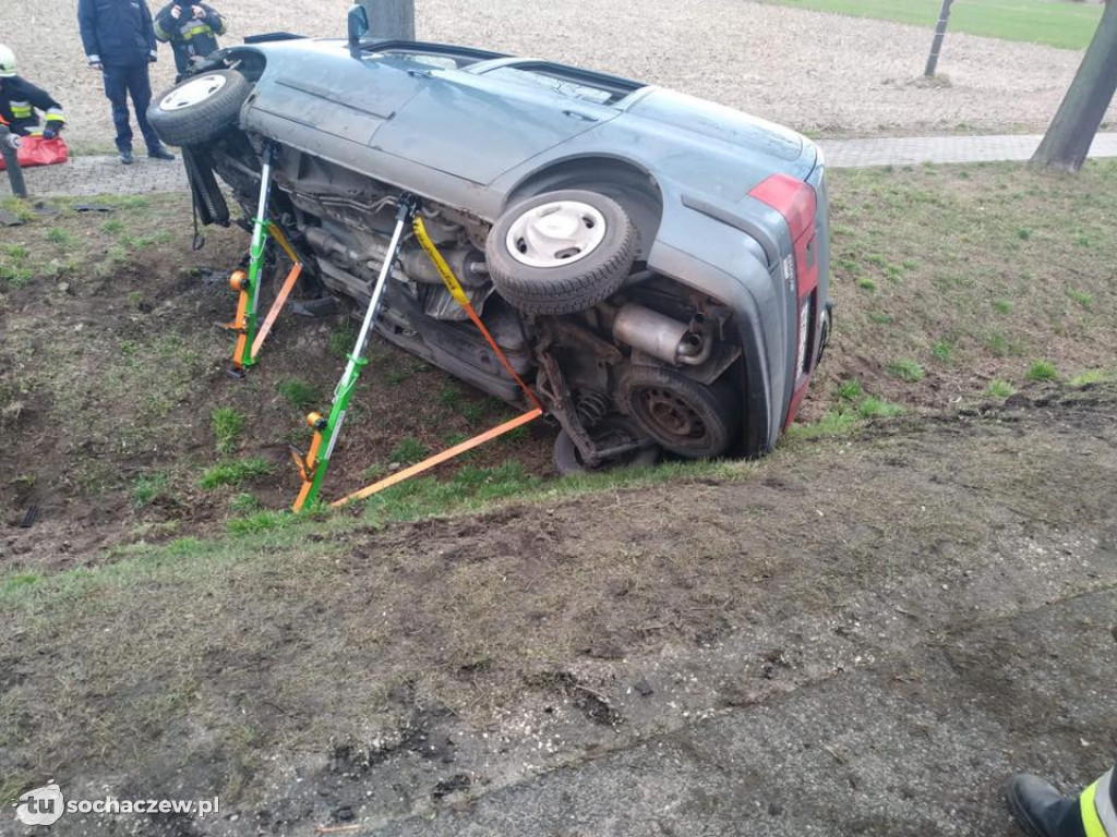 Groźnie w Lisicach, kierowca poszkodowany