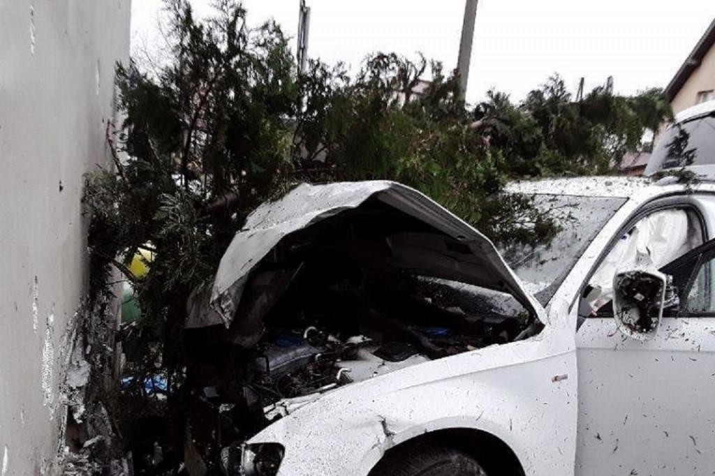 Nie żyje kierowca audi, który wbił się w dom w Skierniewicach
