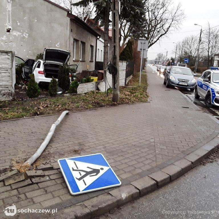 Nie żyje kierowca audi, który wbił się w dom w Skierniewicach