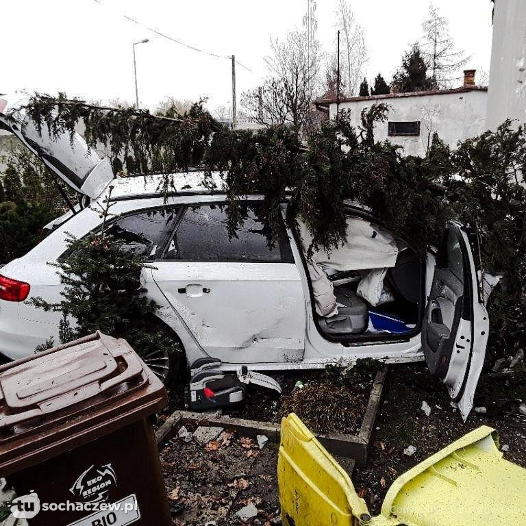 Nie żyje kierowca audi, który wbił się w dom w Skierniewicach