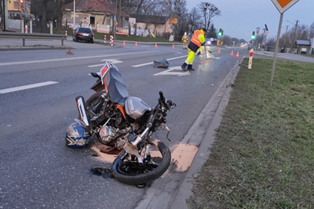 KPPSP Sochaczew w walce o życie motocyklisty w Paprotni