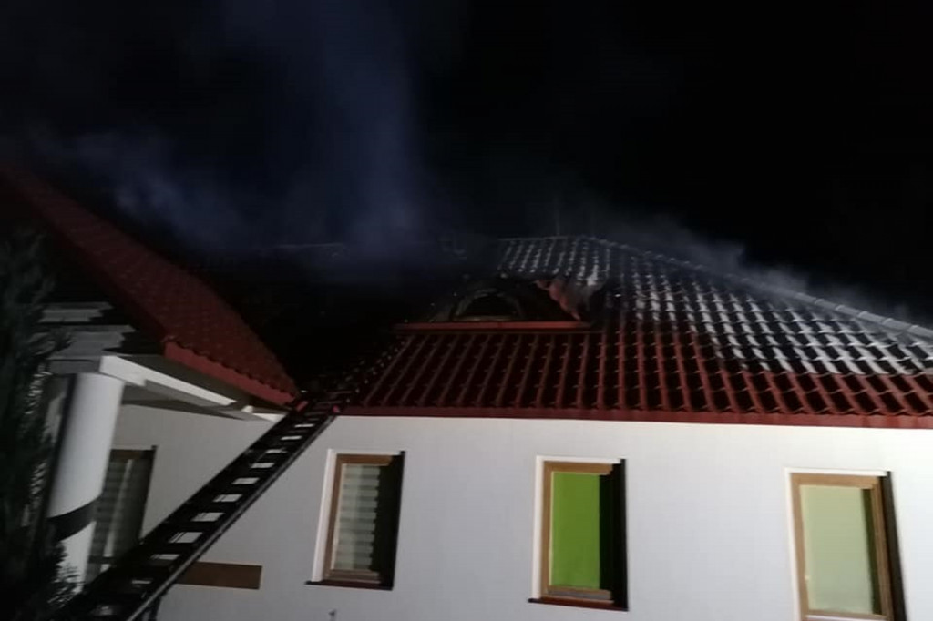 Pożar domu w Siannie. 6 zastępów straży w akcji