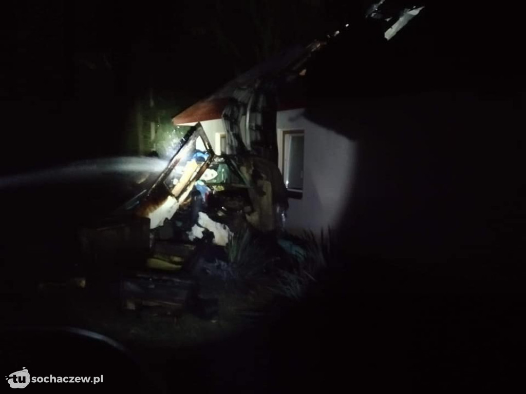 Pożar domu w Siannie. 6 zastępów straży w akcji