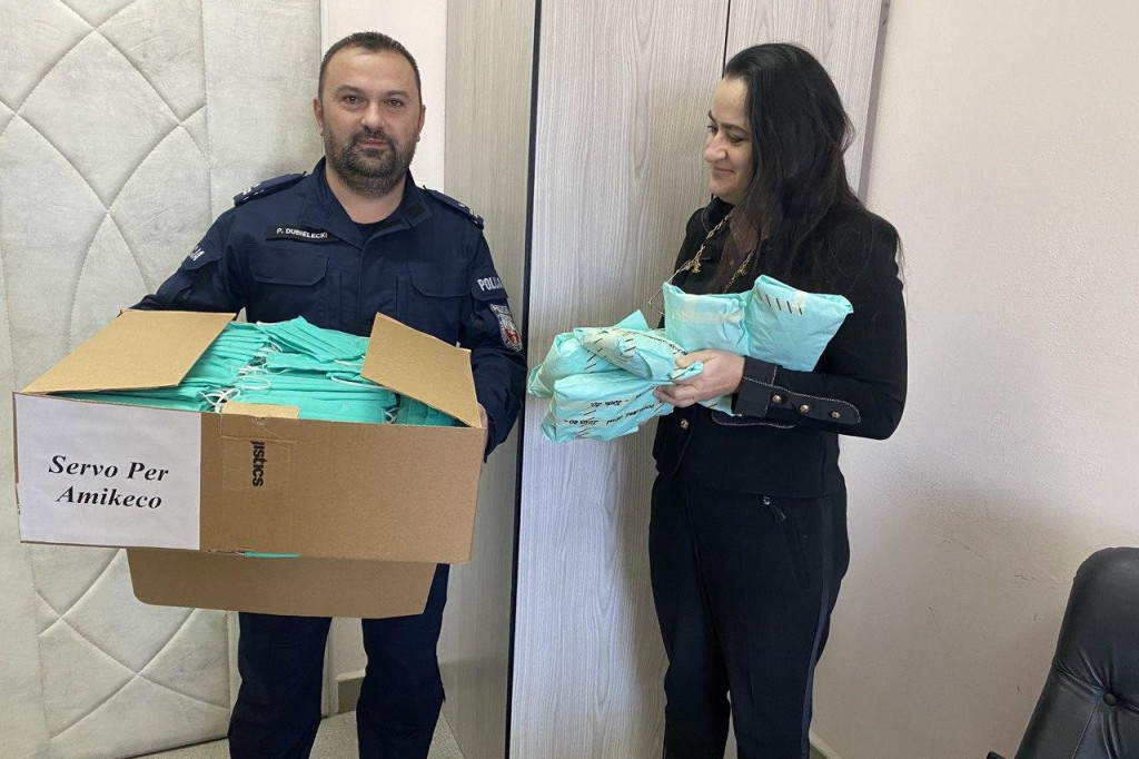500 maseczek dla szpitala od policjantów