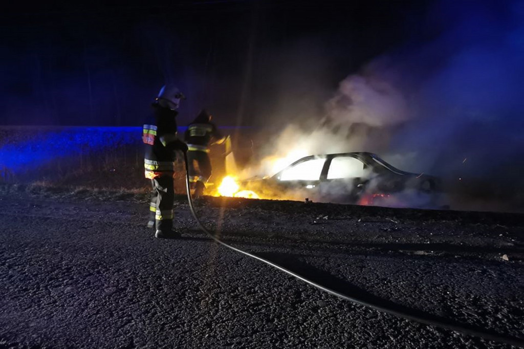 Pożar porzuconego samochodu przy torach w Nowej Suchej